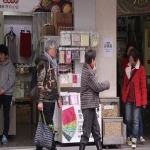 82岁"黄药师"陪妻买年货 帮妻拎菜显恩爱