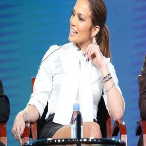 詹妮弗·洛佩兹裙超短 夹腿防走光