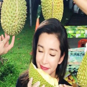 没卸妆就吃宵夜！李冰冰眼睛微闭手捧榴莲超享受(图)