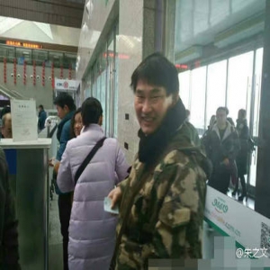 回家过年！买到车票的“大衣哥”笑开了花(图)