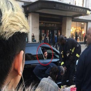 太暖心！小贝见老人摔倒 立刻停车照看(图)