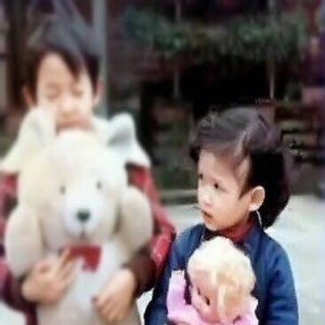 陈乔恩童年照超个性！酷跩眼神+手插口袋霸气满分