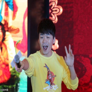 王宝强为新片造势 新助理帅脸抢镜(图)