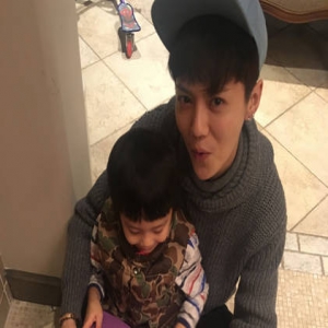 鹿晗抱邓超儿子讲故事 被侃是等等的弟弟(图)