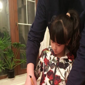 森碟学写毛笔字 一旁的田亮表情太抢镜(图)