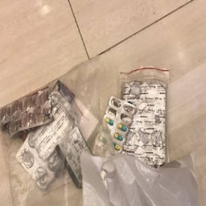 张柏芝经纪人称其病倒 晒一堆药却遭网友质疑