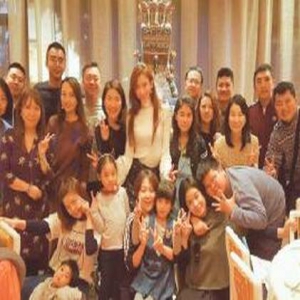 中国好老板！林志玲带员工旅游包家属 一行人笑容满面