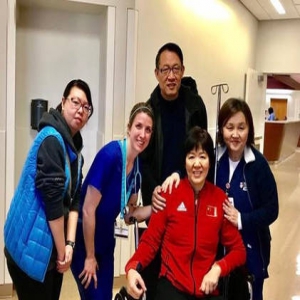 郎平术后回家报平安 坐轮椅仍穿女排队服