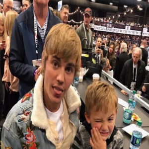 比伯拍卖爱车做慈善 见冰淇淋变小馋猫