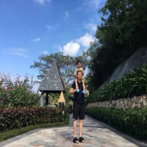 姚晨一家四口海边度假，二胎女儿都长这么大了