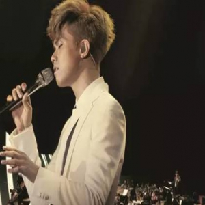 张敬轩疑回应退出《歌手》风波：掌声批评都是鞭策