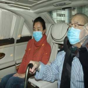 刘銮雄连续三天看医 拄着拐杖步履缓慢(图)