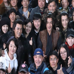 出轨门后再同框！刘恺威王鸥中间隔了一个人