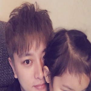 贾乃亮抱着女儿温馨合影 小甜馨越来越美了