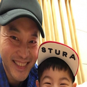 沙溢晒儿子萌照却遭嫌弃：一脸褶子影响看安吉(图)