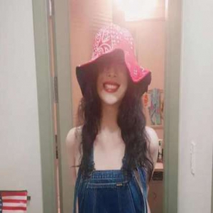 雪莉疑似裸穿吊带裤 网友吐槽“解放胸部代言人”