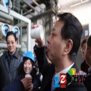 河北邢台环保局长喝下钢铁厂处理污水：可养鱼