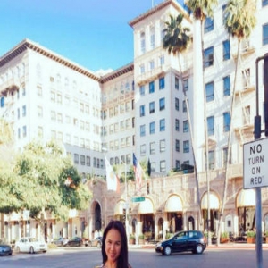 郑爽妈妈细腰长腿照曝光 原来是位超辣美魔女(图)