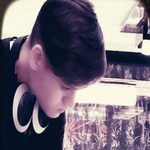 宁静晒帅气儿子近照 花式劝导别老看手机