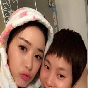 蒋欣与闺蜜合影频卖萌 感叹春节又没假期