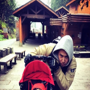 欧弟推婴儿车模仿赛车手 却遭女儿嫌弃(图)