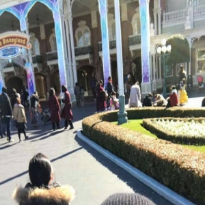 小S带女儿去迪士尼玩耍 网友惊呼母女长得超像