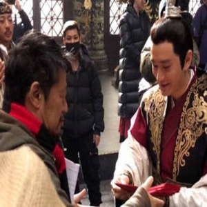 黄晓明当爸回剧组 阔气发红包多到数不清