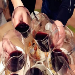 王鸥回家过年聚餐 笑称怕变王胖子(图)