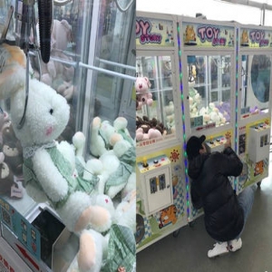 林更新玩夹娃娃 抓到巨大玩偶结果…