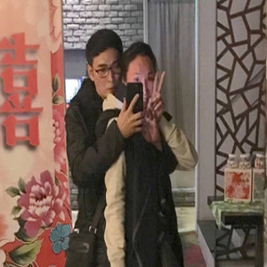 焦恩俊深夜拥抱老婆自拍 甜蜜表白：你脸红了(图)