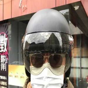 会怕？黄安包裹严实悄悄回台湾过年