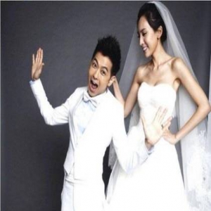 kimi路边玩游戏机 林志颖老婆素颜一旁耐心等候