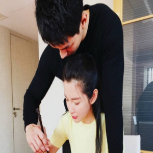 秀恩爱满分！李冰冰与男友手把手写春联