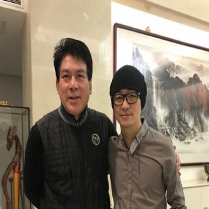 王宝强合影朱时茂 瘦了很多自己都被帅到了(图)