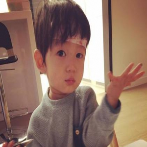 隋棠儿子生病发烧 头贴退热贴惹人心疼(图)