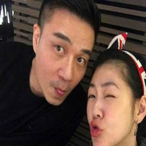 小S晒全家合照 老公女儿齐吐舌卖萌