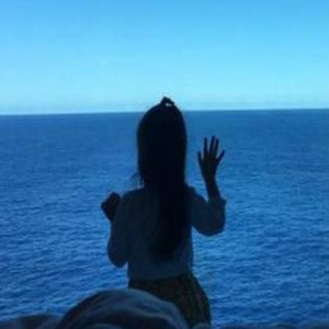 王力宏一家乘游轮度假 与女儿手拉手萌翻了(图)