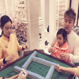 无敌小香手！贾乃亮抱甜馨和李小璐打麻将