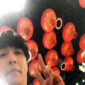 好萌！张艺兴在春晚现场偷拍了一盆花(图)