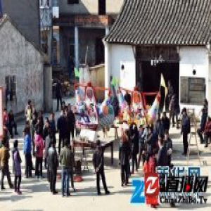 南京溧水村民为舞龙灯做准备 年俗延续300年