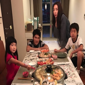 满桌山珍海味！曹格年夜饭曝光 网友直叹太丰盛(图)