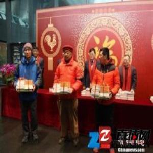 国家图书馆喜迎鸡年首批到馆读者