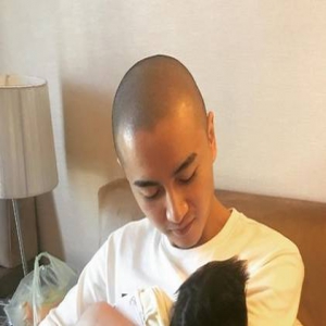 陈晓在月子中心抽烟被投诉 陈妍希方：已经道过歉