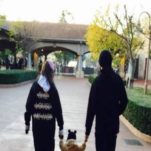 周杰伦一家牵手温馨同行 小周周都会走路了