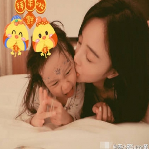李小璐晒亲吻爱女照 甜馨说的话让妈妈无言以对