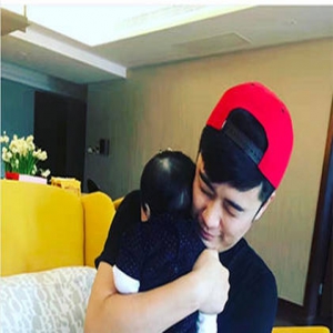 陈赫出门工作前紧抱女儿尽显不舍 自嘲演员像狗