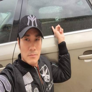 广东海丰公路驾车突遭枪击 前亚洲先生黄竣锋险丧命