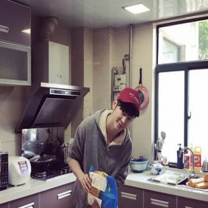 新国民老公王嘉春节孝敬爸妈 化身财神在家包饺子