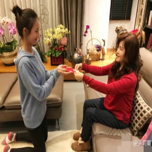 张钧甯跪地接利是 网友大赞有家教(图)