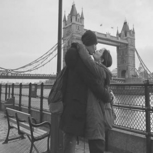 Ella挺6月肚逛街！等红灯抱老公索吻闪瞎路人